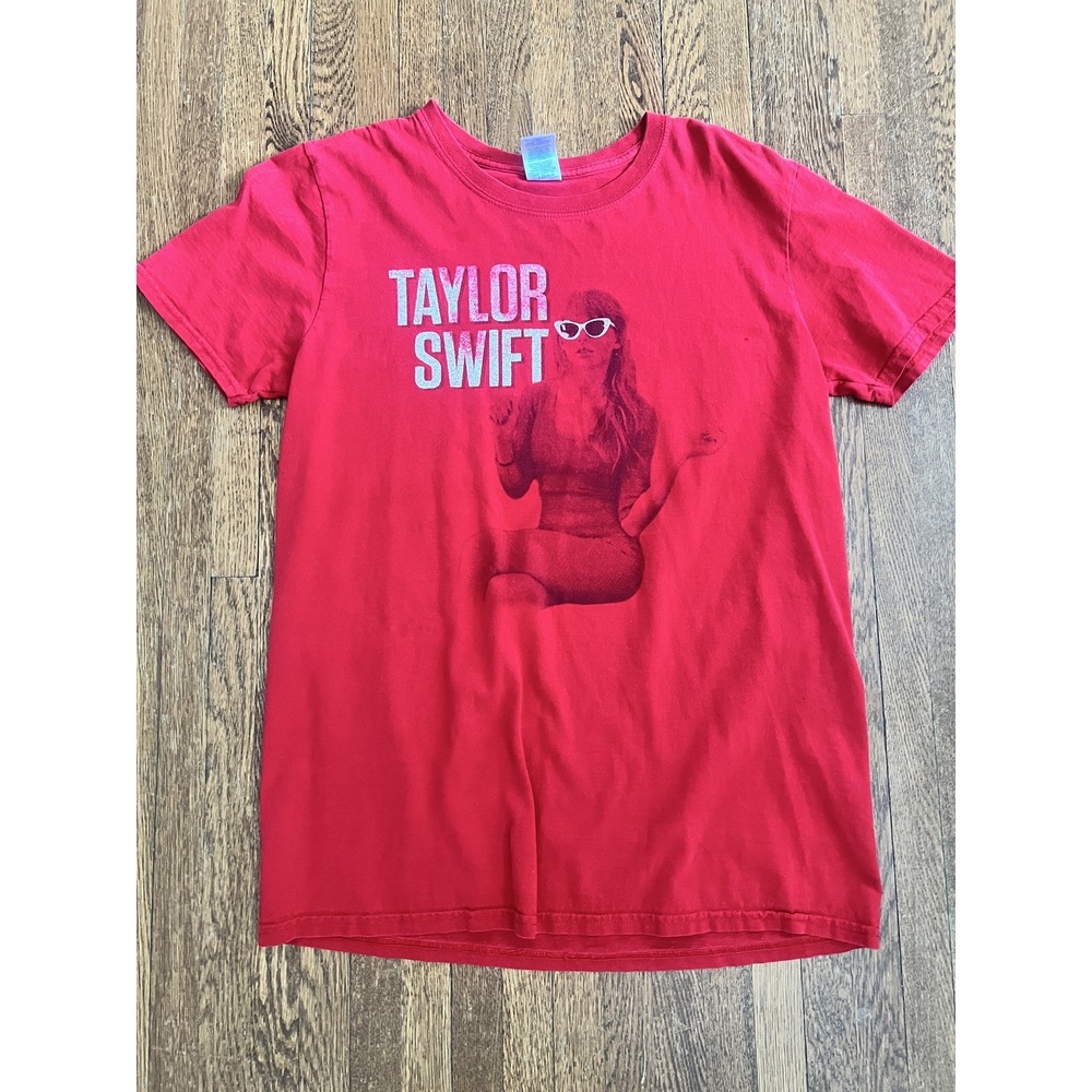 Taylor Swift Red Graphic T-Shirt Women Medium‎ Short Sleeve Cotton Merch Tee